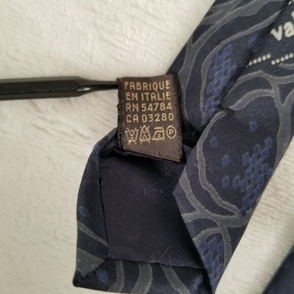 Vintage Valentino Cravatte Tie 100% Silk Hand Made in Italy W 3 3/8 by L 56 3/8 - Picture 6 of 9